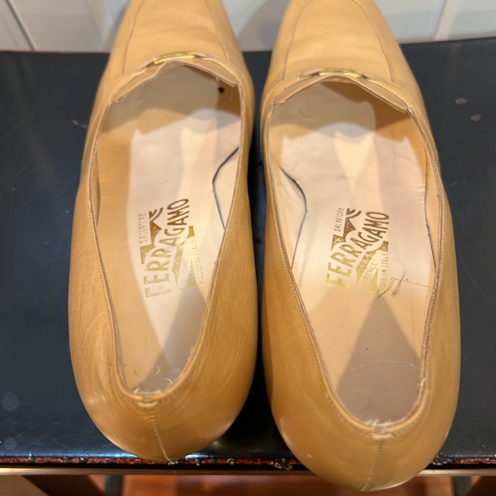 VTG Salvatore Ferragamo Leather Pumps Gold Tone Emblem Italy Size 10 - Picture 6 of 9